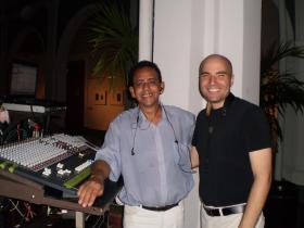 Rulon Brown con Silvio Marenco, director de la Radio Volcán.