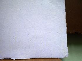Lila: Elaborado con papel reciclado y un bajo porcentaje de fibra de pinzote de banano.-