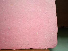Rosado: Elaborado con papel reciclado y un bajo porcentaje de fibra de pinzote de banano.-