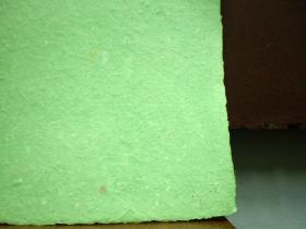 Verde: Elaborado con papel reciclado y un bajo porcentaje de fibra de pinzote de banano.-