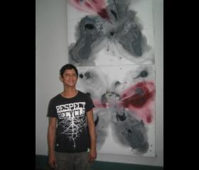 Juan Elí Rodriguez con una de sus obras