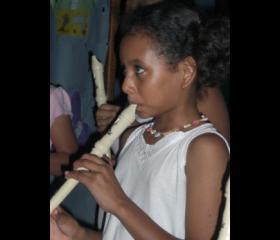 Niña tocando la flauta