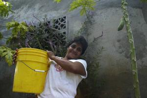 Mujer en el jardín de su casa en Los Ángeles, Malacatoya