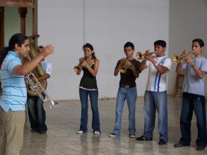 David Salomón Jarquín con estudiantes