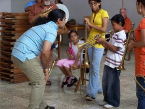 David Salomón Jarquín con estudiantes