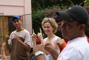 Ursula Thelen con los profesores Israel Huertas y Wilmer López